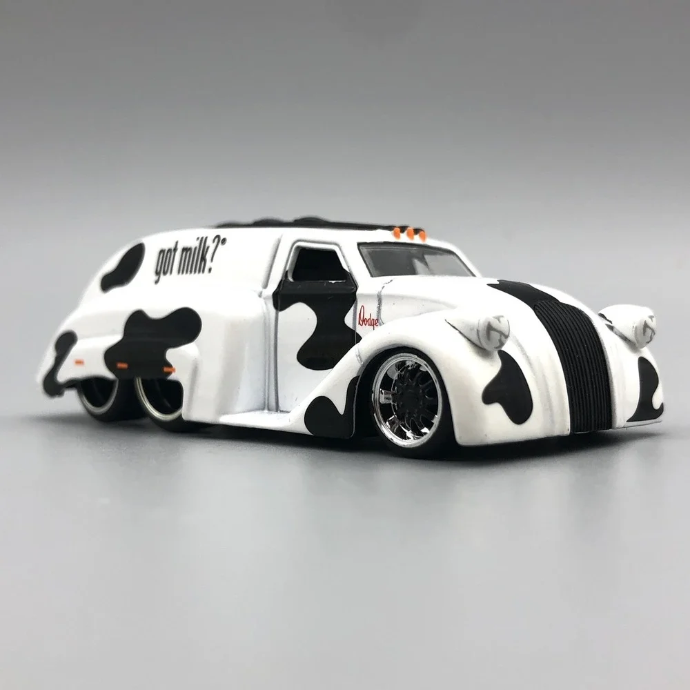 Jada Dub City 1939 '39 Dodge Airflow Tanker Got Milk White & Black‎ Diecast 1/64